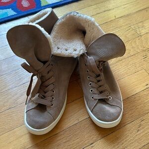 NEVER WORN Ugg lace up boots size 9.5